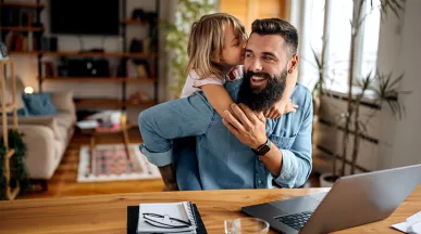 lavoratore-autonomo-con-sua-figlia-usa-buoni-pasto