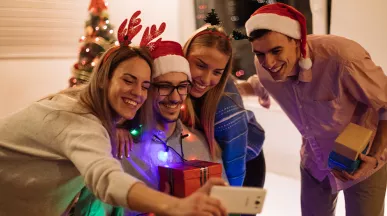 dipendenti-utilizzano-buoni-acquisto-a-natale