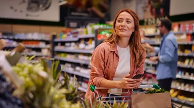 Persona-fa-spesa-con-buoni-pasto-esentasse