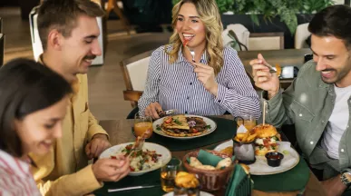 colleghi-felici-usano-buoni-pasto-aziendali