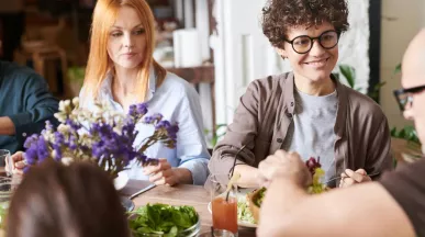 colleghi pranzano con buoni pasto