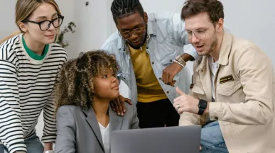 Colleghi che lavorano insieme davanti al computer