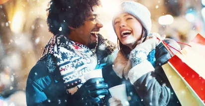 coppia che fa shopping a natale