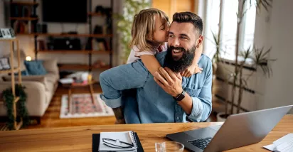 lavoratore-autonomo-con-sua-figlia-usa-buoni-pasto