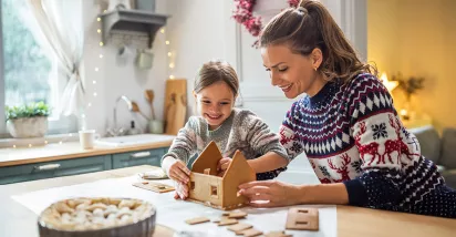 mamma-e-figlia-fanno-casetta-marzapane