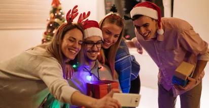 dipendenti-utilizzano-buoni-acquisto-a-natale
