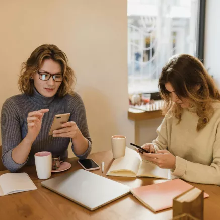 Colleghe che pranzano insieme