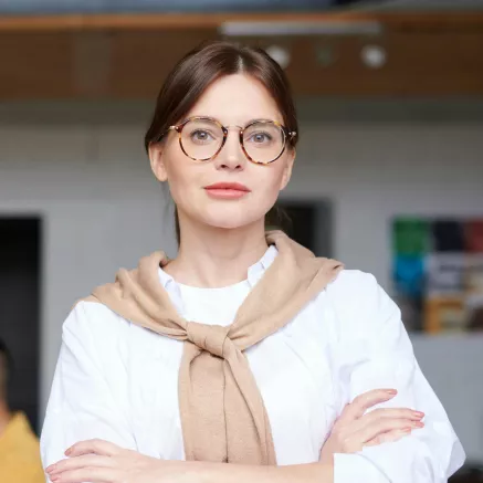 Ragazza con occhiali