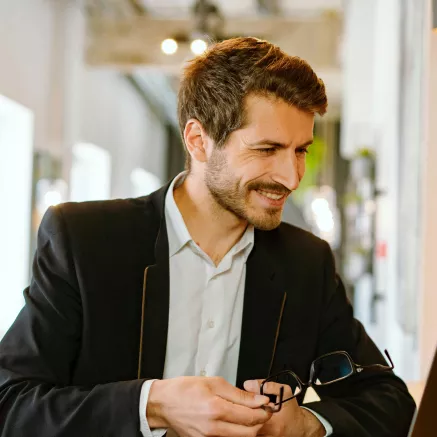 Uomo sorridente al computer